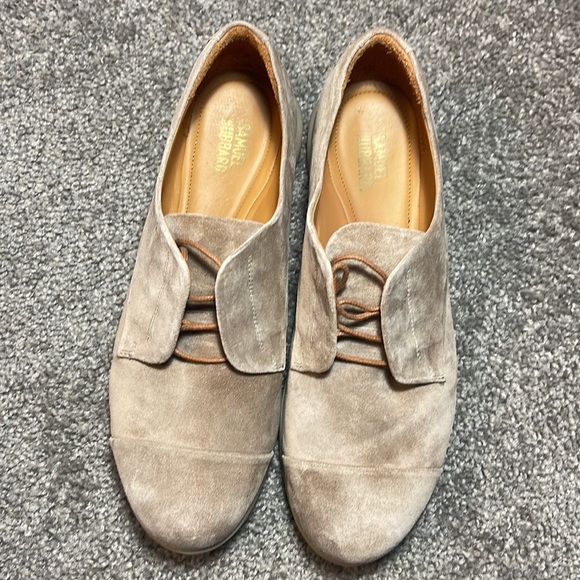 Cream Suede Loafers with Rounded Toe and Versatile Design - Picture 4 of 9